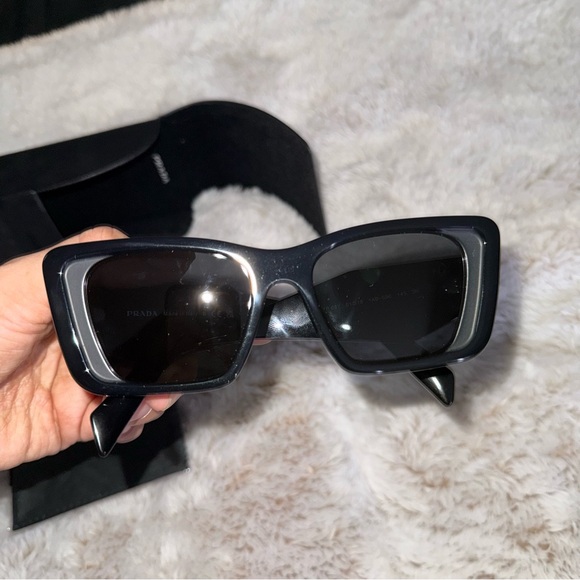 Prada Elegant Black Women's Sunglasses - Picture 4 of 5